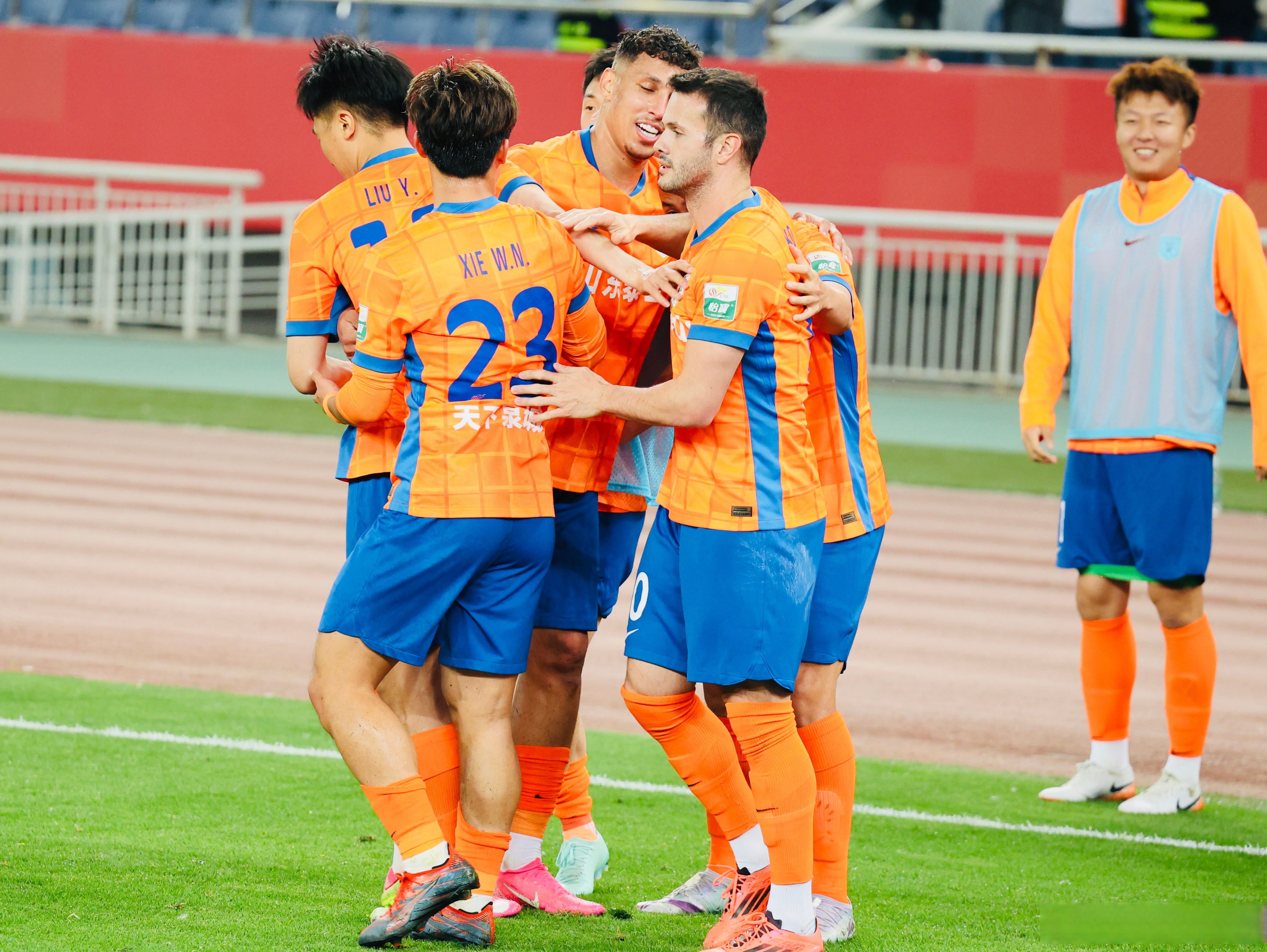 应用商店-包含赛地聚焦——中超赛前热度飙升，奥兰多魔术门线救险，底气十足，球队文化再被提及的词条-应用商店